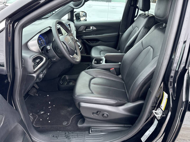 2025 Chrysler Pacifica Select