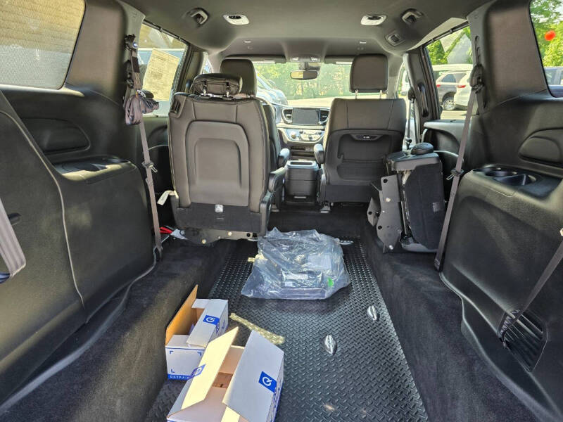 2025 Chrysler Pacifica Select