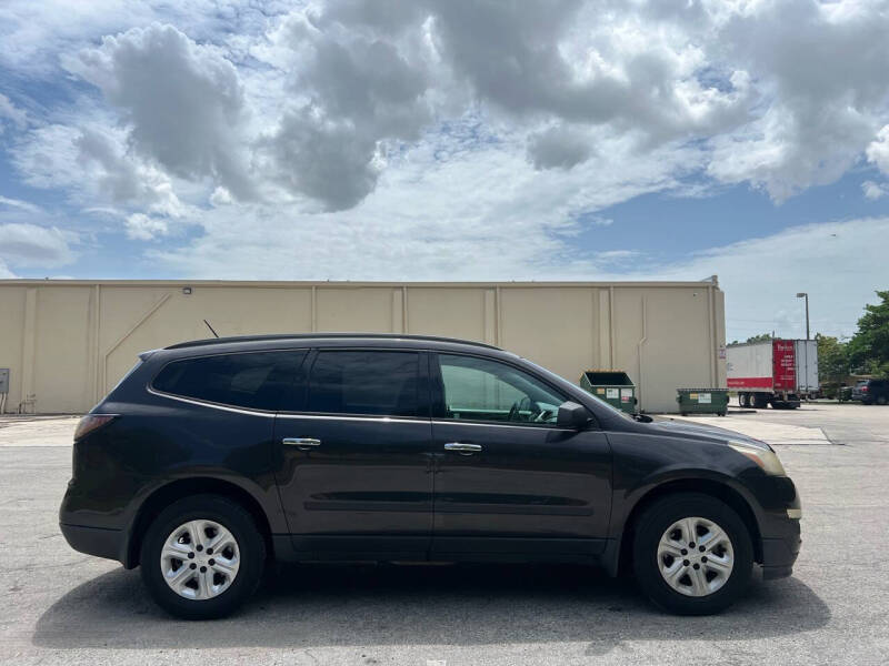 2014 Chevrolet Traverse LS photo 2