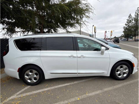 2017 Chrysler Pacifica Touring-L Plus