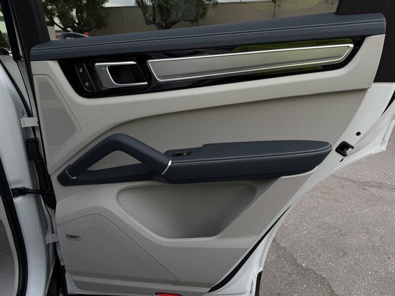 2023 Porsche Cayenne S Platinum Edition