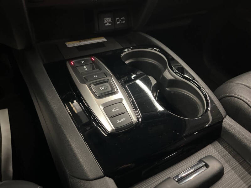 2022 Honda Pilot Touring w/Rear Captain's Chairs