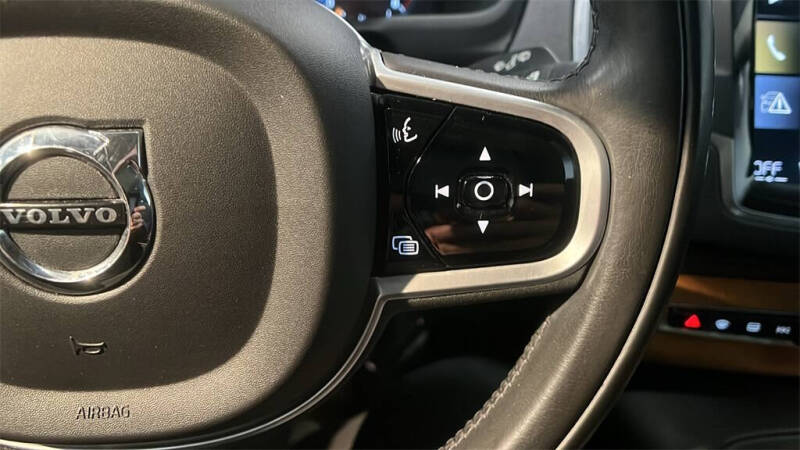 2021 Volvo XC90 T6 Momentum 6-Passenger