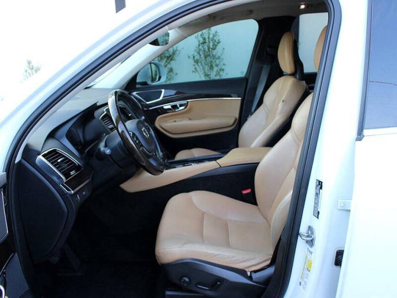 2016 Volvo XC90 T6 Momentum