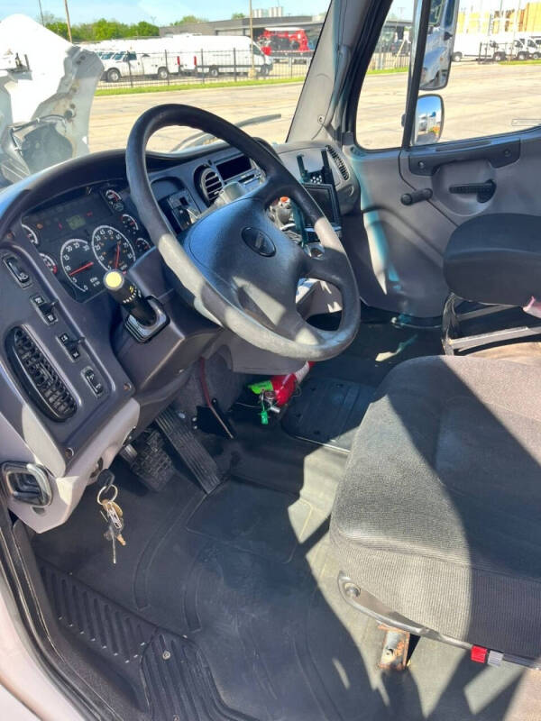 2013 Freightliner M2 106