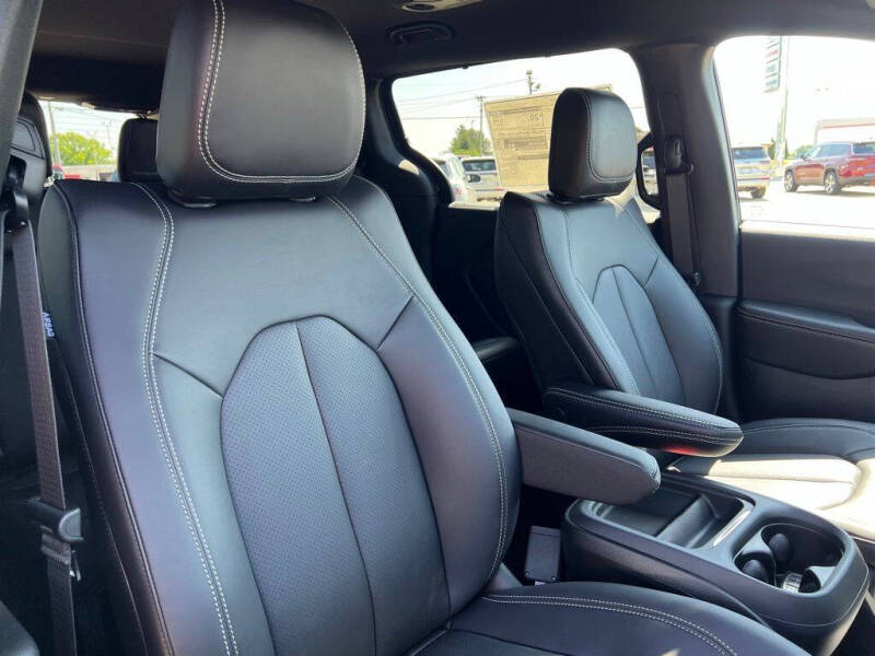 2027 Chrysler Pacifica Select