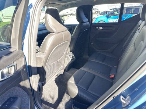 2025 Volvo XC40 B5 Core Bright Theme