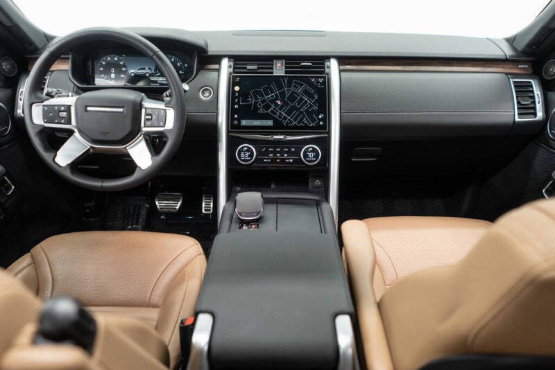 2024 Land Rover Discovery P300 Dynamic SE