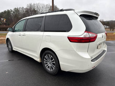 2018 Toyota Sienna XLE 7-Passenger Auto Access Seat
