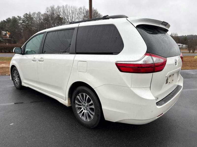 2018 Toyota Sienna XLE 7-Passenger Auto Access Seat