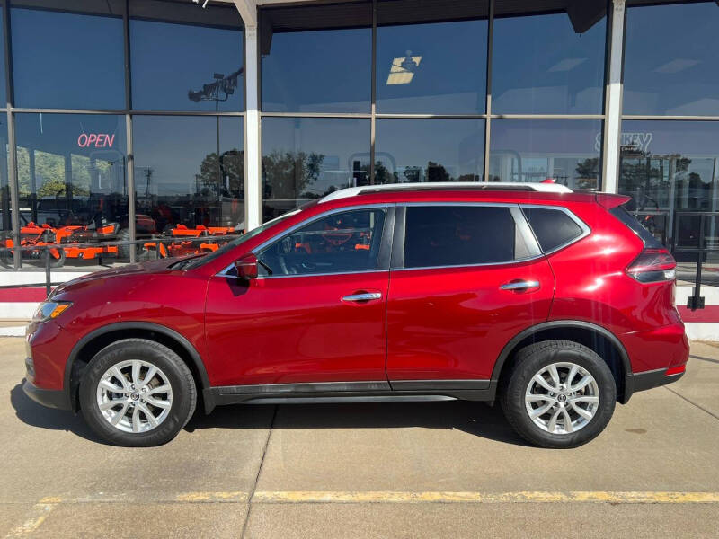 Used 2018 Nissan Rogue SV with VIN 5N1AT2MVXJC845964 for sale in Salina, KS