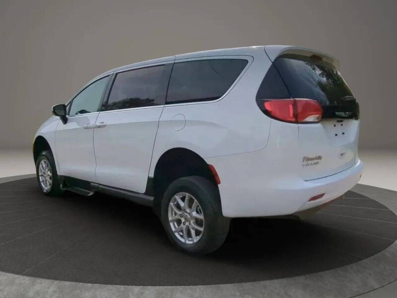 2023 Chrysler Voyager LX