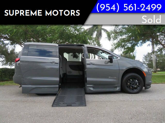 2024 Chrysler Pacifica Touring L's photo