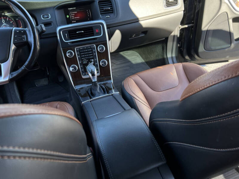 2015 Volvo V60 Cross Country T5 Platinum