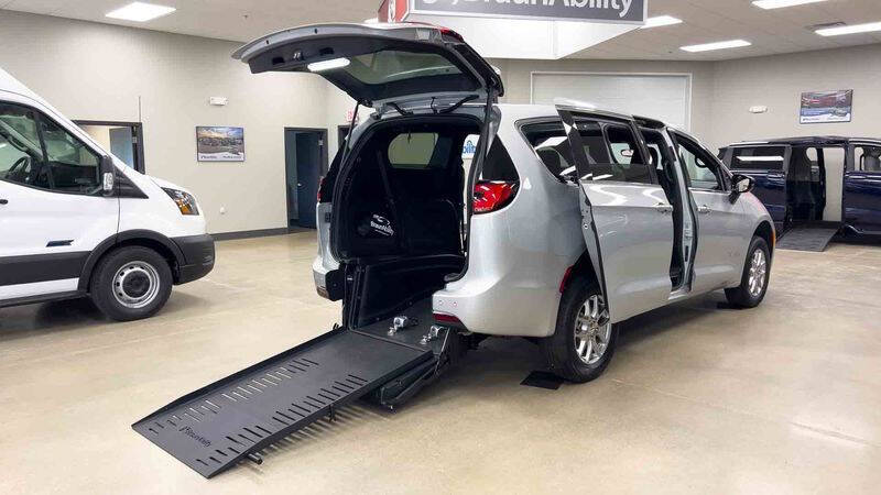 2024 Chrysler Pacifica Touring's photo