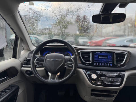 2017 Chrysler Pacifica Touring-L Plus