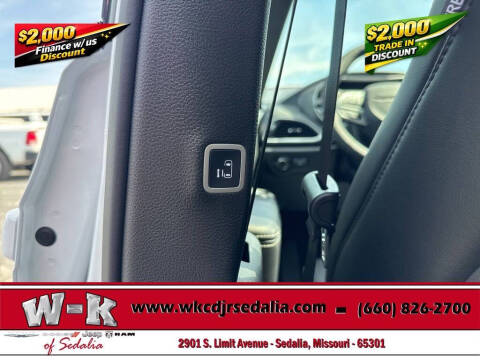 2027 Chrysler Pacifica Select
