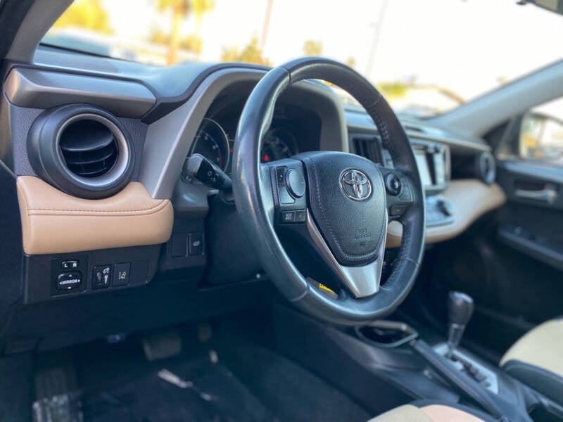 2017 Toyota RAV4 XLE photo 15