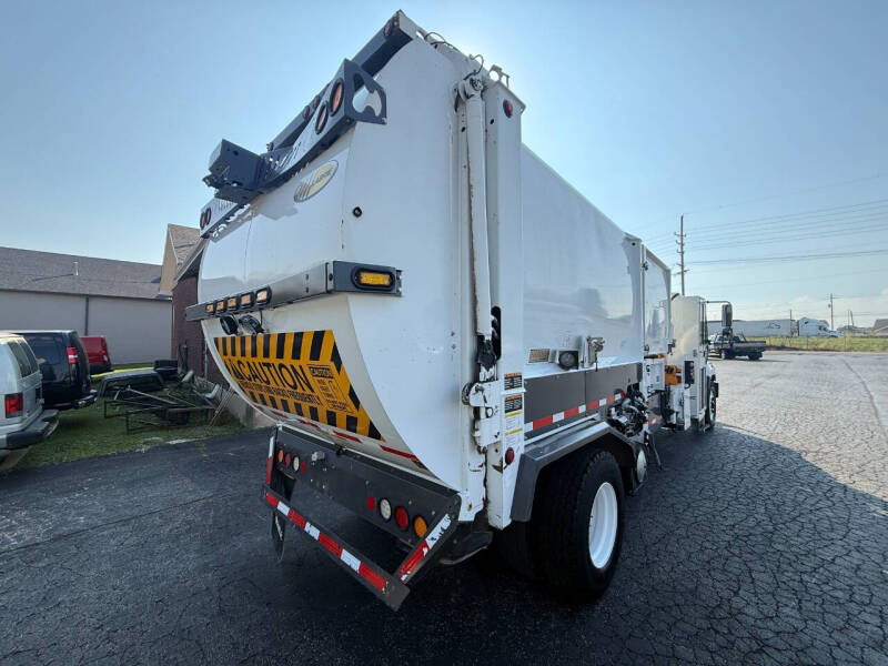 2014 Freightliner 108 SD
