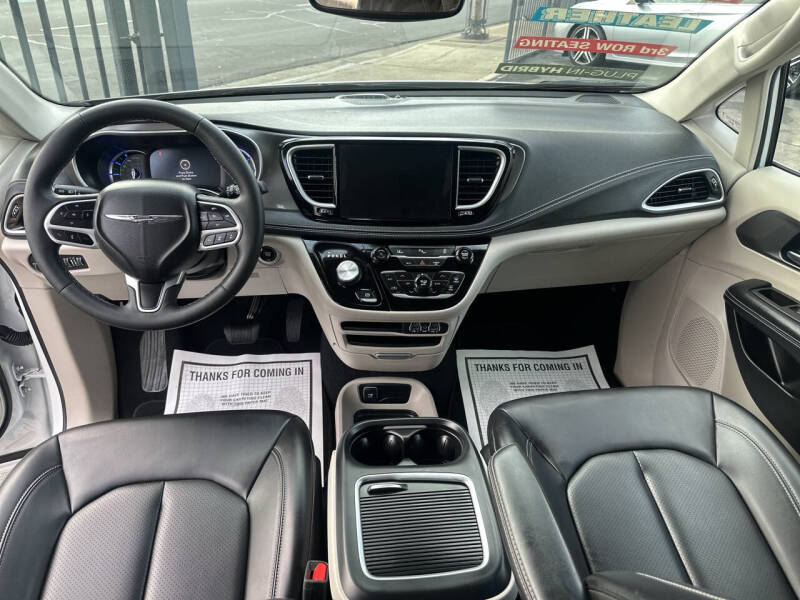 2023 Chrysler Pacifica Plug-In Hybrid Touring L