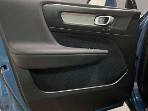 2025 Volvo XC40 B5 Plus Bright Theme