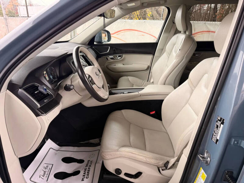2020 Volvo XC90 T6 Momentum 6-Passenger