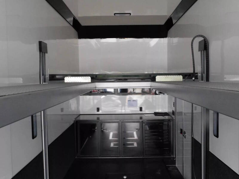 2025 United Trailers USH 28' Stacker Race Trailer L