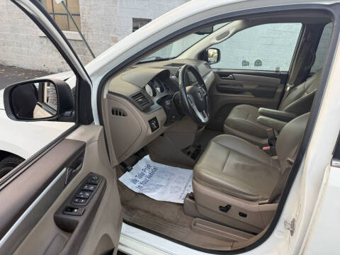 2012 Volkswagen Routan SE