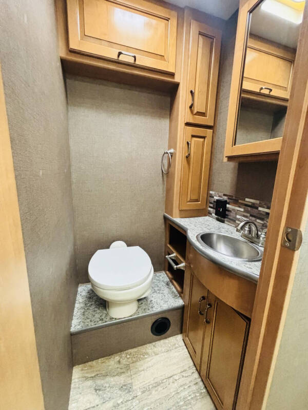 2017 Thor Motor Coach Hurricane 31S