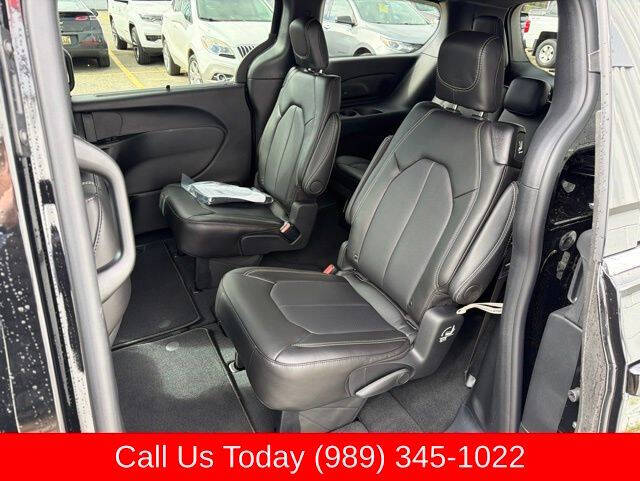 2027 Chrysler Pacifica Select