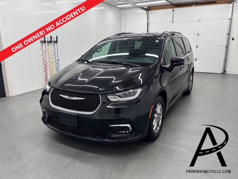 2022 Chrysler Pacifica Touring's photo