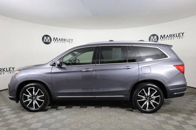 2019 Honda Pilot Touring w/Rear Captain's Chairs