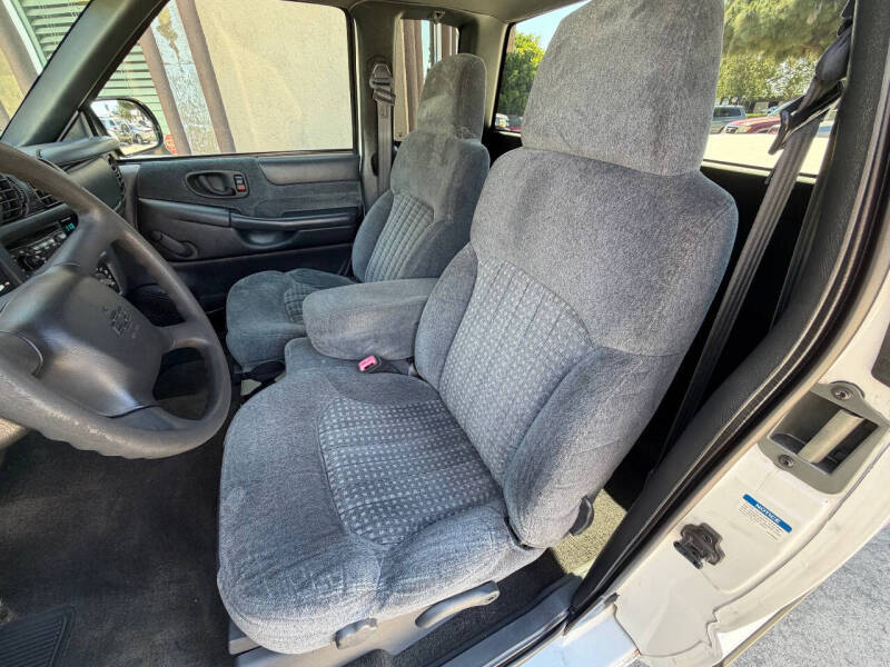 2000 Chevrolet S-10 LS