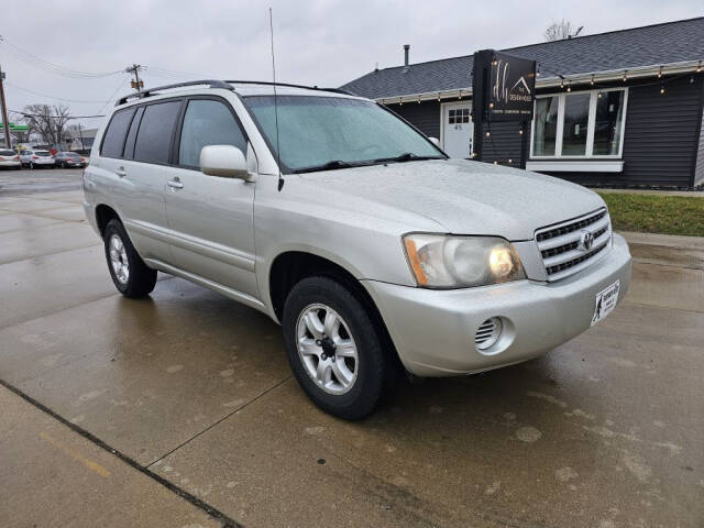 2003 Toyota Highlander for sale at Bigfoot Auto in Hiawatha, IA