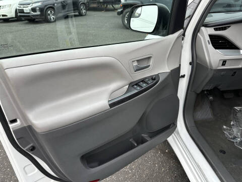 2017 Toyota Sienna LE 8-Passenger