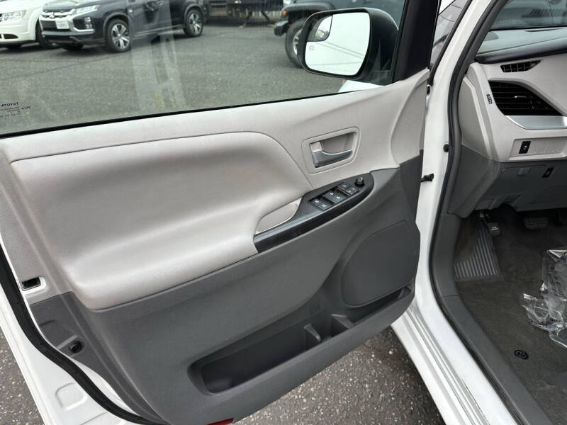 2017 Toyota Sienna LE 8-Passenger