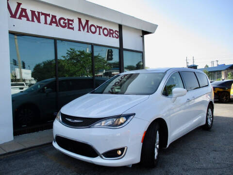 2020 Chrysler Pacifica for sale at Vantage Motors LLC in Raytown MO