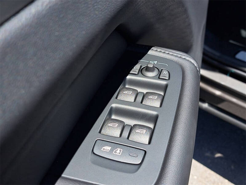 2025 Volvo XC60 B5 Plus Dark Theme