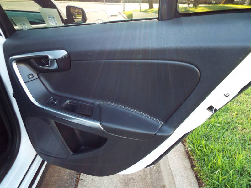 2016 Volvo V60 T6 R-Design Platinum