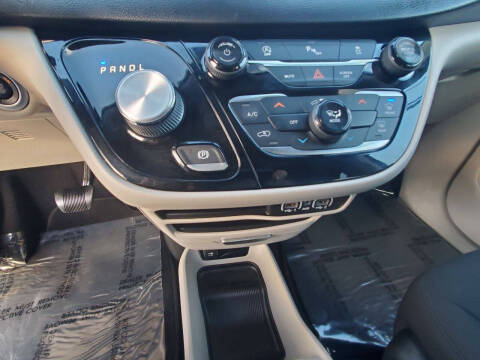 2022 Chrysler Voyager LX