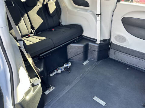 2022 Chrysler Voyager LX