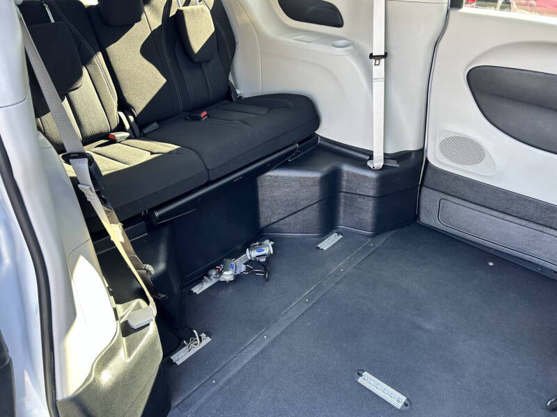 2022 Chrysler Voyager LX