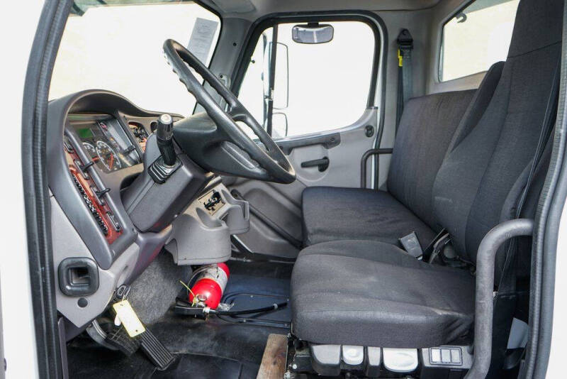 2023 Freightliner M2 106