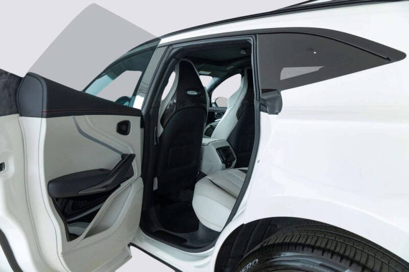 2025 Aston Martin DBX 707