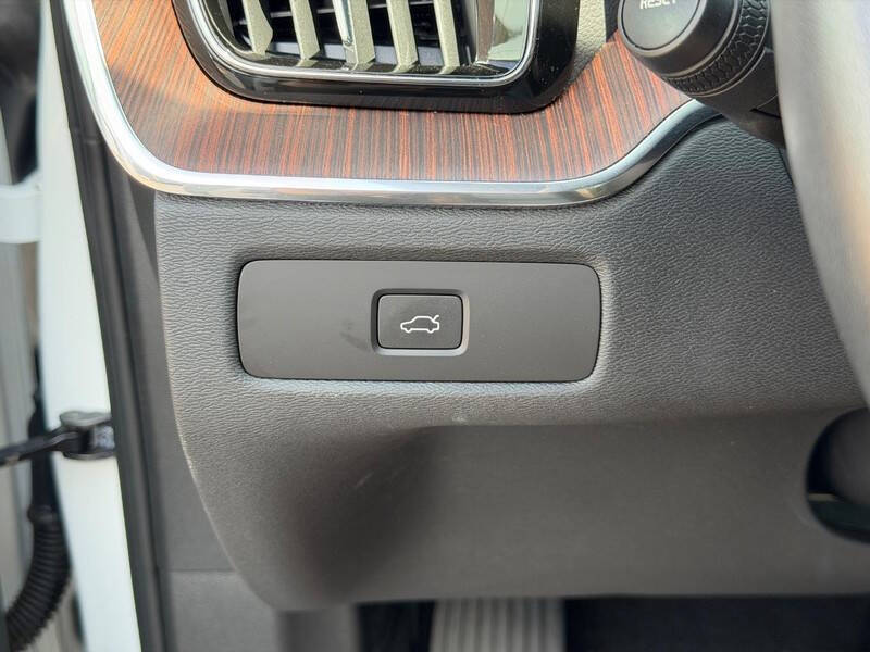 2023 Volvo XC60 B5 Ultimate Bright Theme