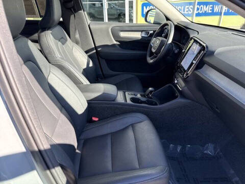 2025 Volvo XC40 B5 Core Bright Theme