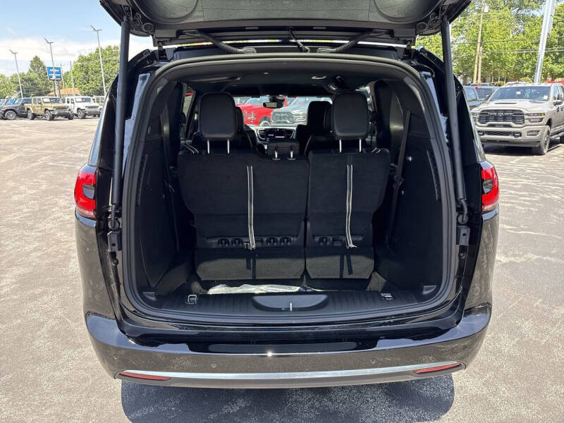 2027 Chrysler Pacifica Select
