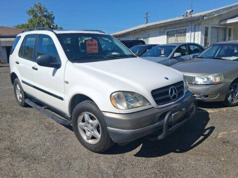 1999 Mercedes-Benz M-Class ML 320 Photo