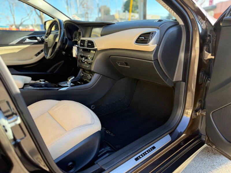 2017 Infiniti QX30 Premium