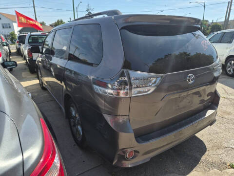 2011 Toyota Sienna SE 8-Passenger